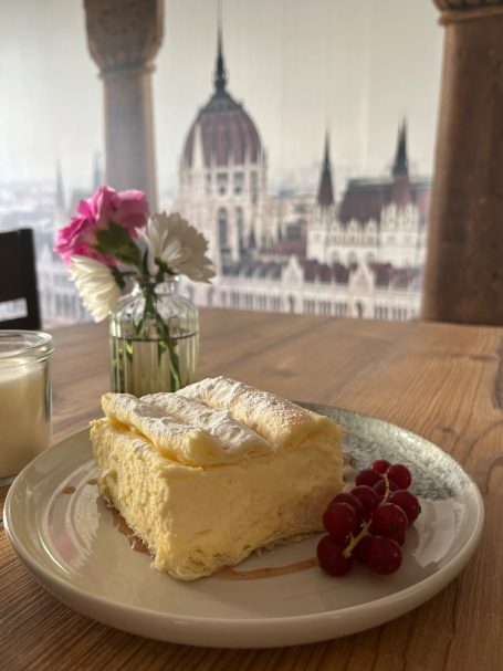 Hausgemachte Kuchen Alle Kuchen sind hausgemacht, mit sorgfältig ausgewählten Zutaten und ohne Fertigmischungen.
Ein Stück Ungarn, das auf der Zunge zergeht.