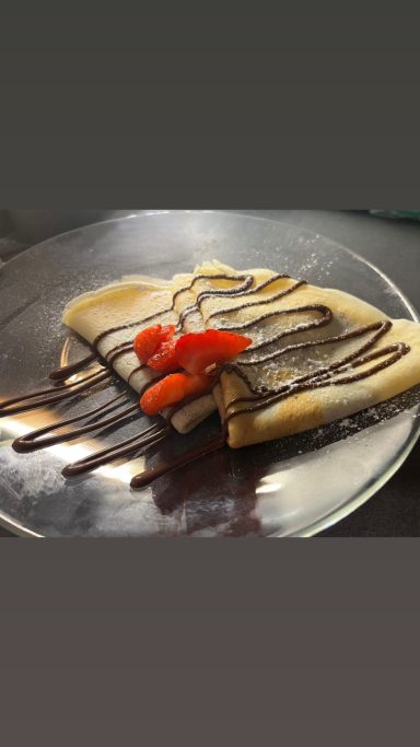Palatschinken mit Nutella oder mit Erdbeerfüllung und hausgemachter Vanillesoße